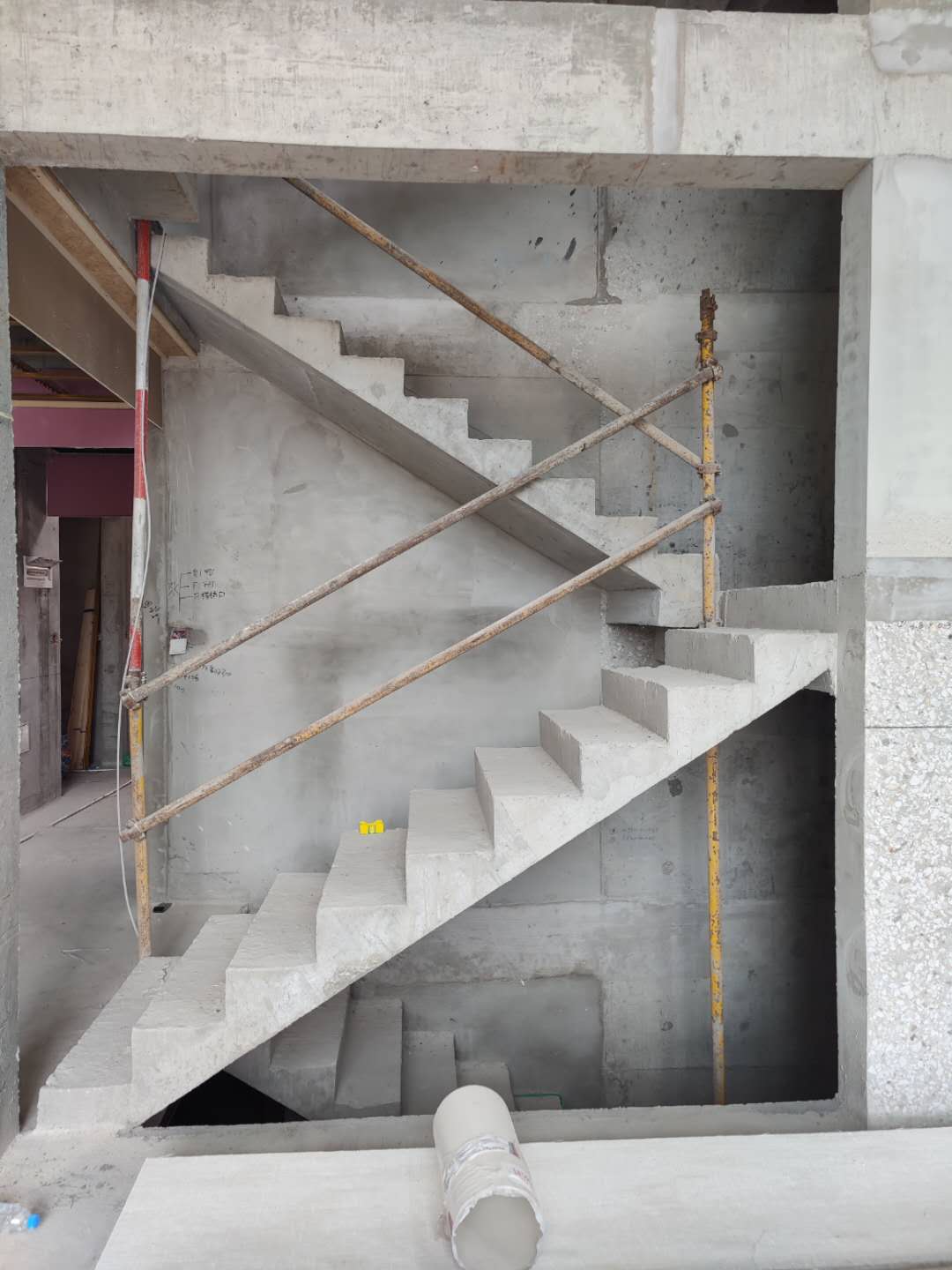 现代跃层复式过道楼梯-上海装潢网