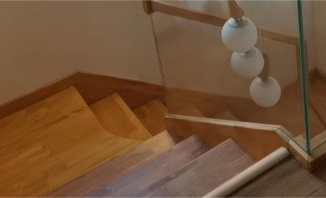 105户型木楼梯橡胶木玻璃扶手款