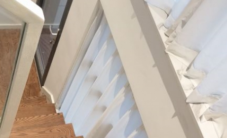 105户型木楼梯美国红橡玻璃扶手款